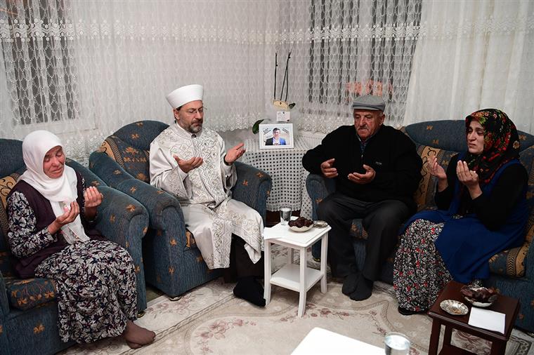 Diyanet İşleri Başkanı Erbaş, Kahramankazan’da, 15 Temmuz şehitlerinin ailelerini ziyaret etti…