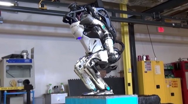 Atlas robotun parkurdaki marifetleri sporculara taş çıkartıyor