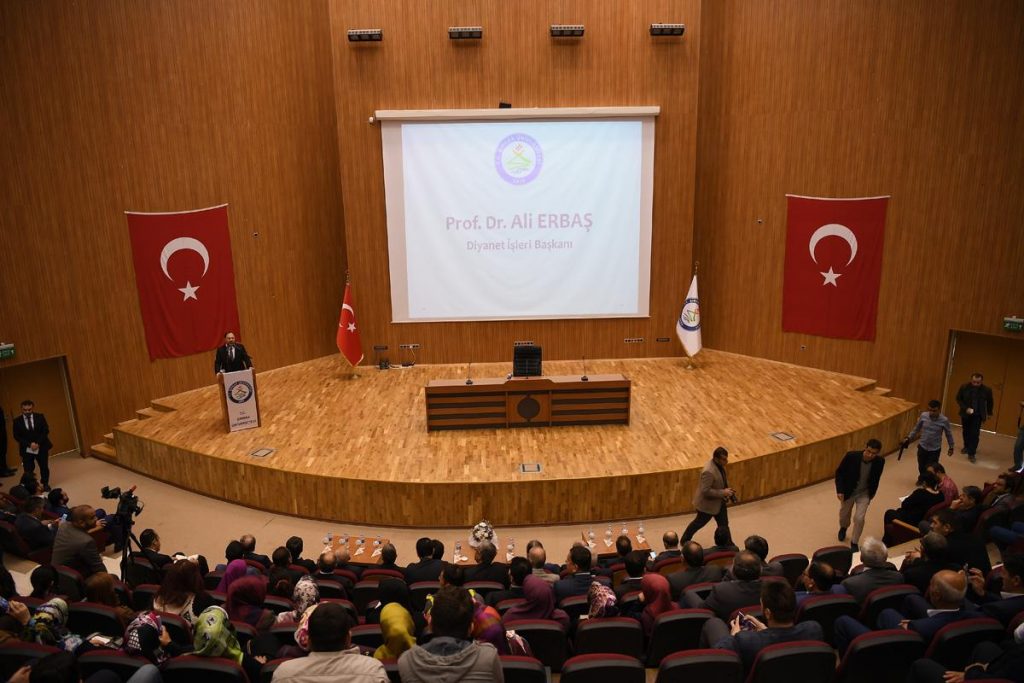 Diyanet İşleri Başkanı Erbaş, Şırnak Üniversitesinde öğrencilerle bir araya geldi