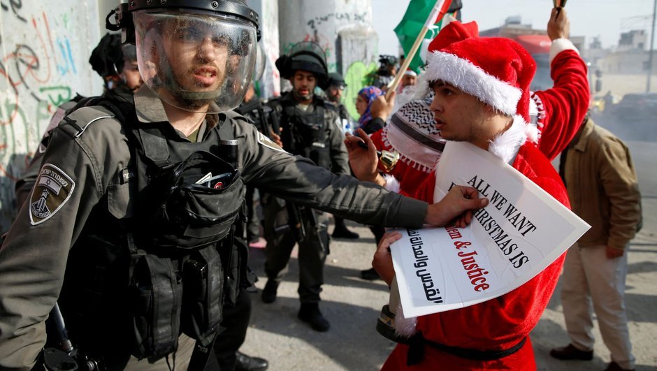 İsrail askerlerinden Filisintinli ‘Noel Baba’ya plastik mermi ve gaz!