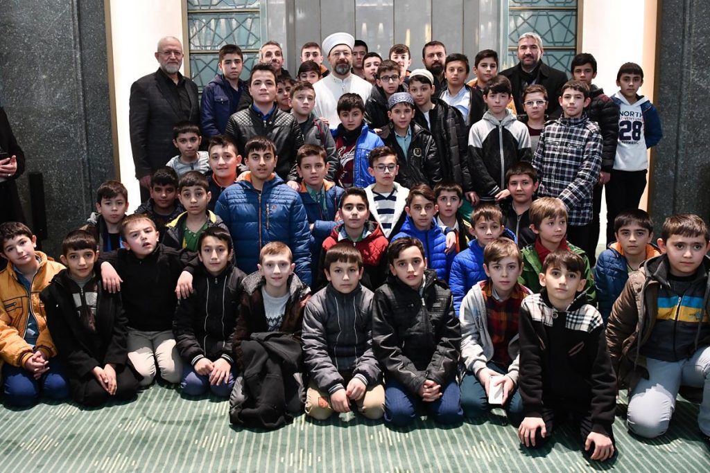 Başkan Erbaş, Millet Camii’nde çocuklar ve gençlerle buluştu