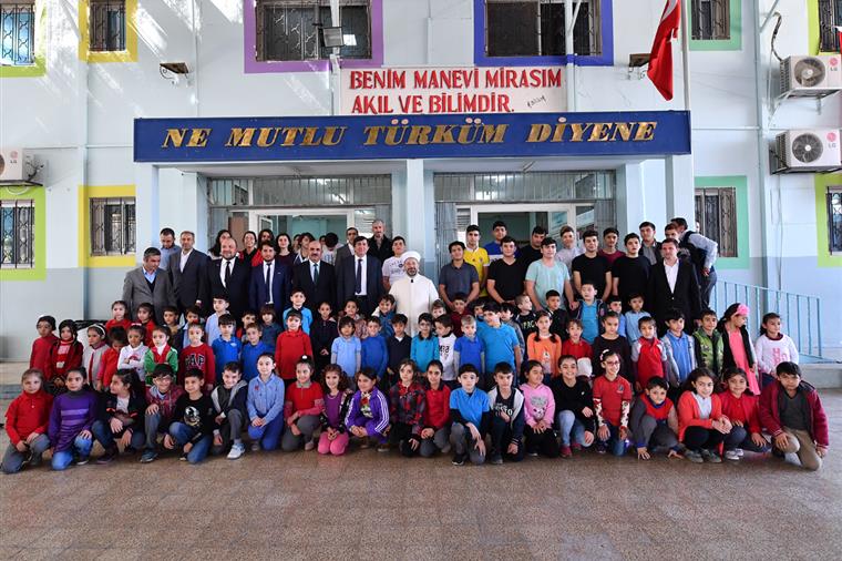 Diyanet İşleri Başkanı Erbaş, Riyad Uluslararası Türk Okulunu ziyaret etti