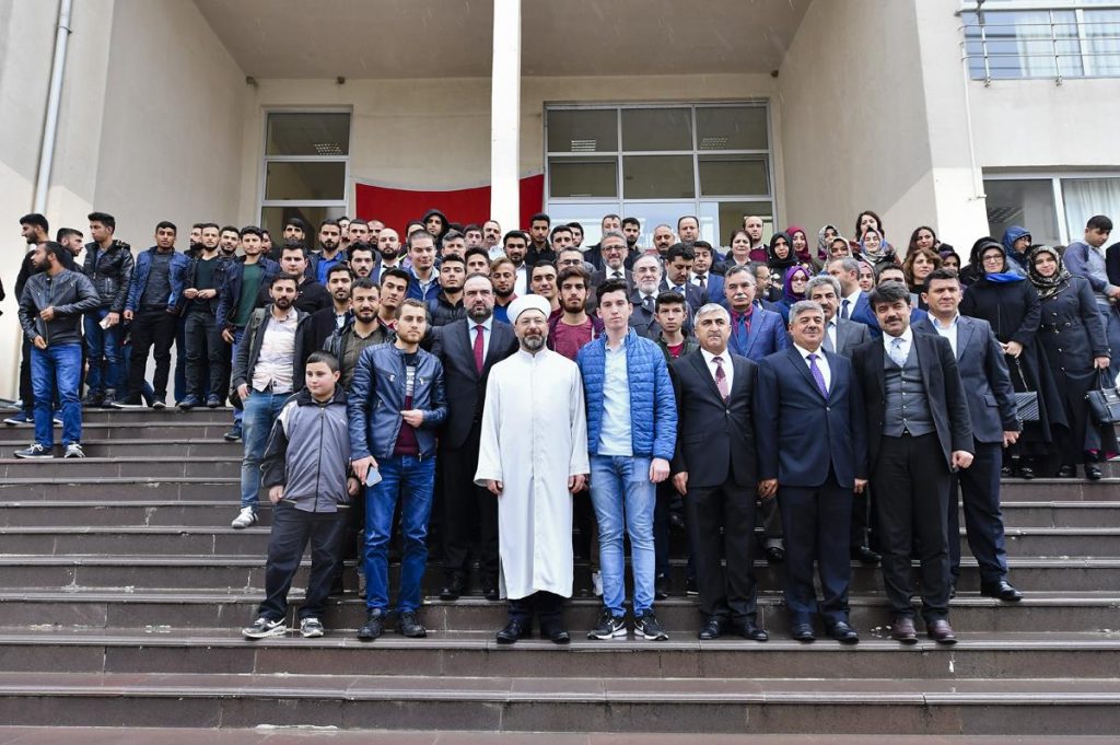 Diyanet İşleri Başkanı Erbaş, Üniversite öğrencilerine konferans verdi