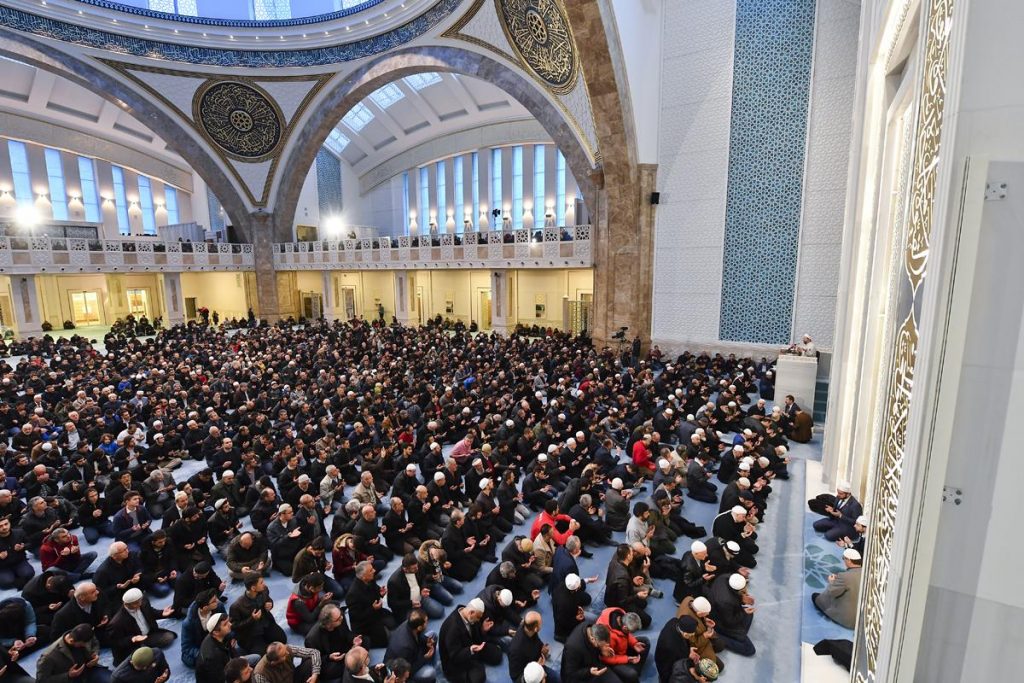 Diyanet İşleri Başkanı Erbaş, gençlerle Mehmetçiğe zafer duası yaptı
