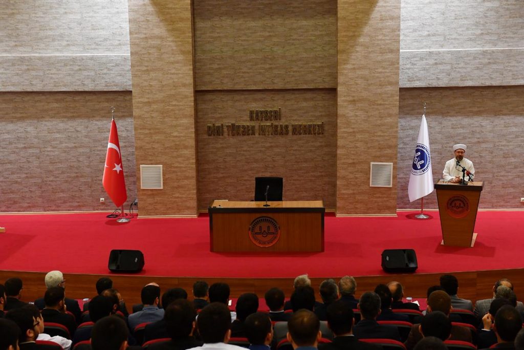 Erbaş, Kayseri Dini Yüksek İhtisas Merkezini ziyaret etti