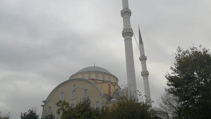 Bakırköy Yenimahalle Camii ibadete kapatıldı