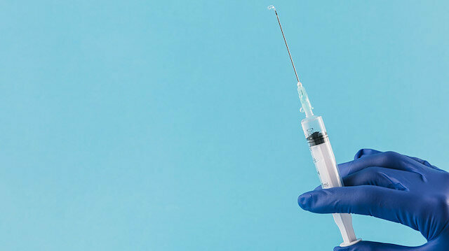 Aşıya en hassas toplum olduğumuzu söyleyen uzmandan kesin tavsiye: Tereddütsüz aşı olun