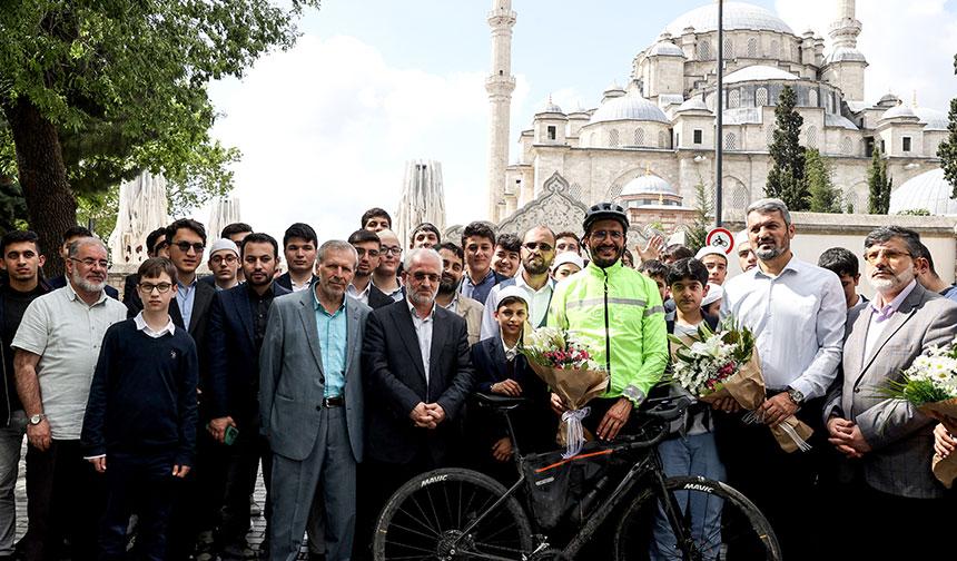 Fransa’dan bisikletle hacca gitmek için yola çıkan yazar İstanbul’da