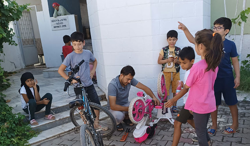 Camiye gelen çocukların bisikletleri tamir ediliyor