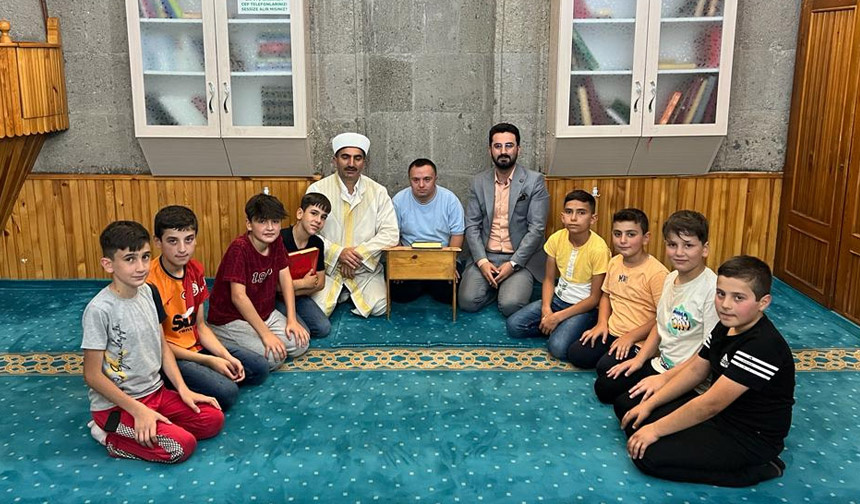 Erzurumlu çocuklar yaz akşamları camide buluşuyor