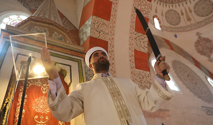 Edirne Eski Cami’de imamlar 6 asırdır hutbelere kılıçla çıkıyor